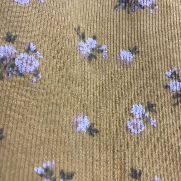 Hollister Yellow Baby Tee. Size- Medium - Picture 3 of 4